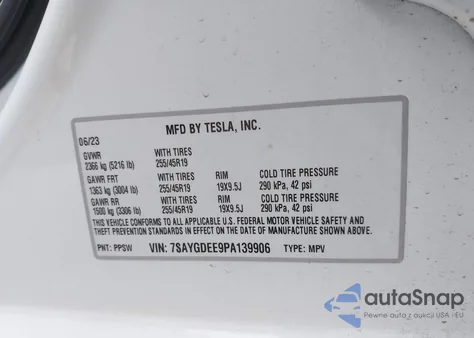 2023 Tesla Model Y Awd/Long Range Dual Motor All-Wheel Drive z USA, uszkodzony, nr VIN 7SAYGDEE9PA139906